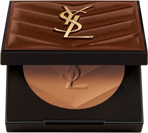 YSL-meikkipakkaus, jossa ruskea neulottu kansi ja kultainen logo. Sisällä on beigepuuteri ja sieni.