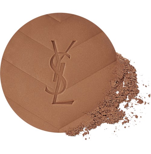 Yves Saint Laurent -logo painettu ruskeaan puuteriin, jossa on hieman pulveria ulkona.