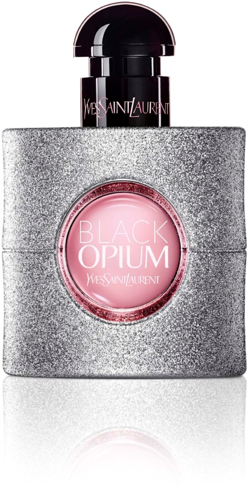 Een zilveren glitterende parfumfles met een ronde roze label dat 'Black Opium' van Yves Saint Laurent zegt.