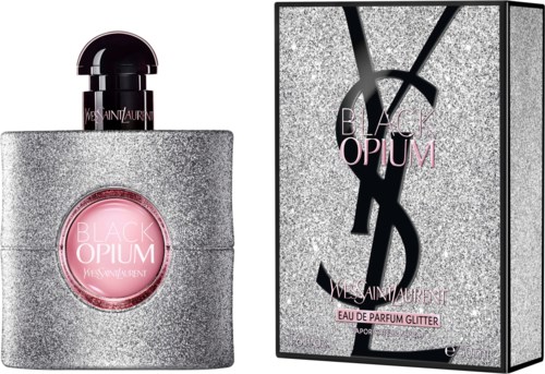 Ein Parfümflasche und eine Box, beide glitzernd silber mit Pink und Schwarz, für Black Opium Yves Saint Laurent.