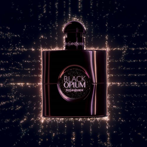 Een donker parfumflesje met gloeiende roze en paarse accenten, omgeven door sprankelende lichten, genaamd 'Black Opium'.
