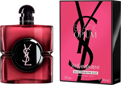 Black Opium parfymeflaske i rosa med Yves Saint Laurent-logo, ved siden av matchende rosa eske med stor svart YSL-logo.
