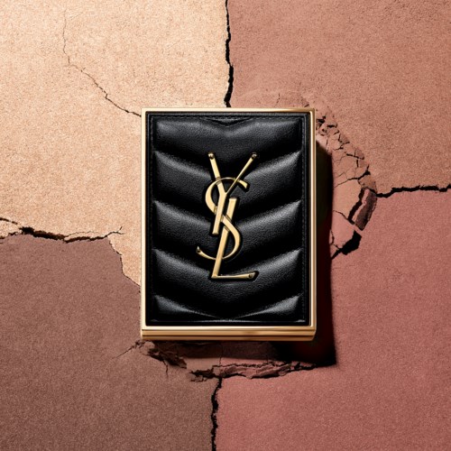 En lyxig Yves Saint Laurent (YSL) box på en sprucken, tvåfärgad yta i rosa och brunt.