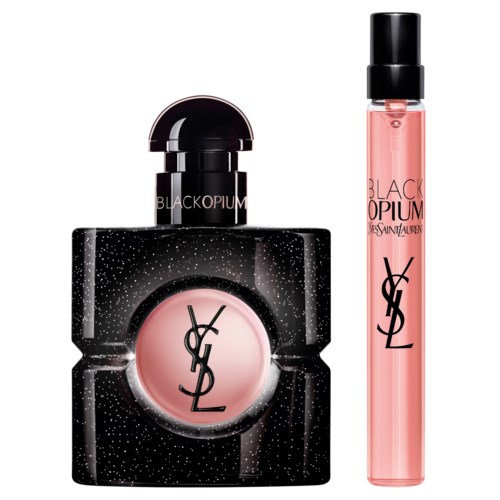 Kaksi Yves Saint Laurent Black Opium -parfymapulloa, toinen musta tähtikuviollinen neliömuotoinen pullo ja toinen pitkä, ohut vaaleanpunainen suihkepullo.