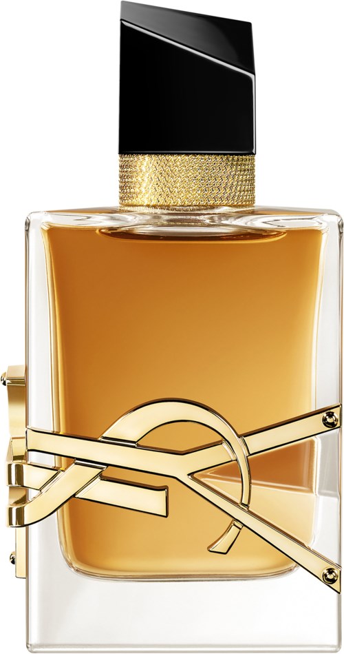 Een parfumfles met zwarte dop en gouden details, bevat amberkleurige parfum.