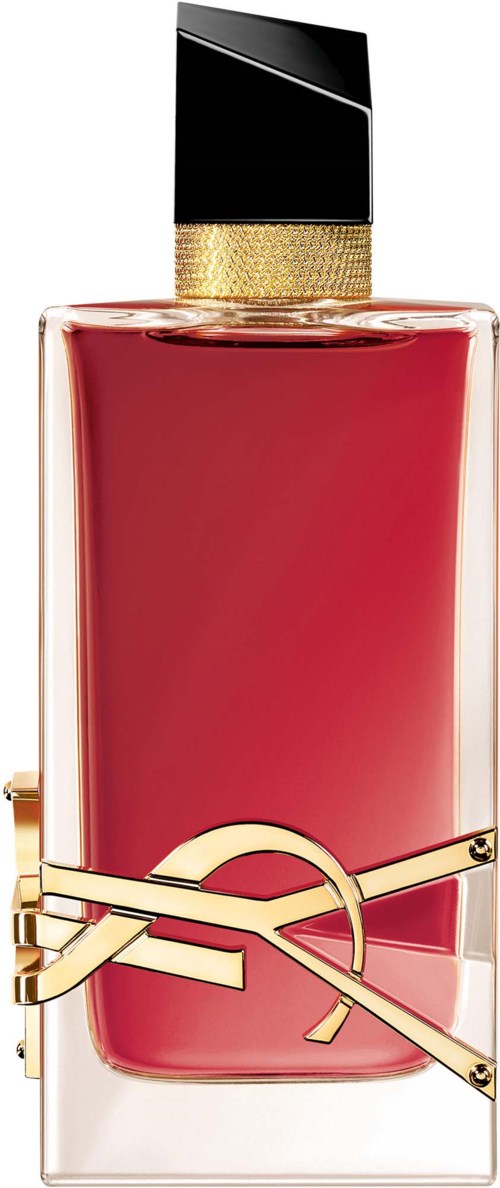 Eine hohe Glasflasche mit schwarzem und goldenem Verschluss, zeigt rosa Flüssigkeit und ein goldenes Logo vorne.