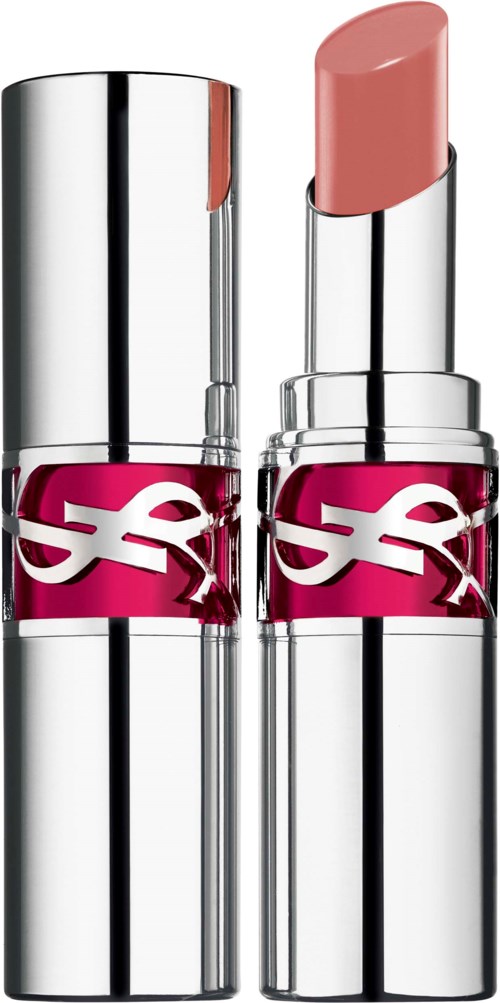 Een lippenstift in een glanzend zilveren omhulsel met een roze logo, een met de dop eraf toont lichtroze kleur.