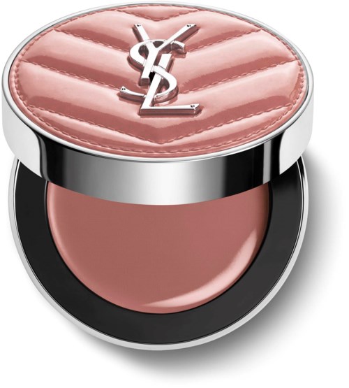 En rosa kompakt med quiltad yta och YSL-logotyp på locket. Kompakten är öppen och visar makeup inuti.