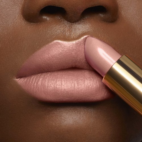 En person som applicerar ljus rosa läppstift på läpparna.