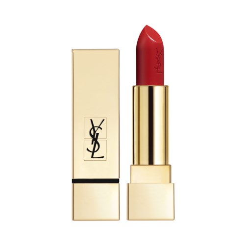 Ett rött läppstift i ett guldhölje med YSL-logotyp, står bredvid sin förpackning.
