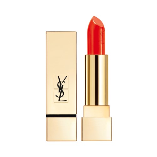 En röd läppstift i en guldf-attad hylsa med YSL-logga på lådan. Bakgrunden är vit.