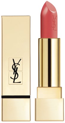 En YSL läppstift i ett guldhölje, med en rosa-röd nyans. Locken är borttagen, som visar läppstiftet.