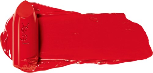 Ein roter Lippenstift-Swatch breit ausgelegt mit einem Lippenstift daneben, zeigt Farbe und Textur. Es ist lebendig und glänzend.