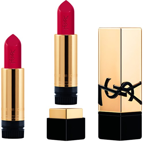 Twee rode lippenstiften met goudkleurige en zwarte verpakking en een goudkleurige en zwarte doos. Eén lippenstift is zonder dop, de andere met dop.