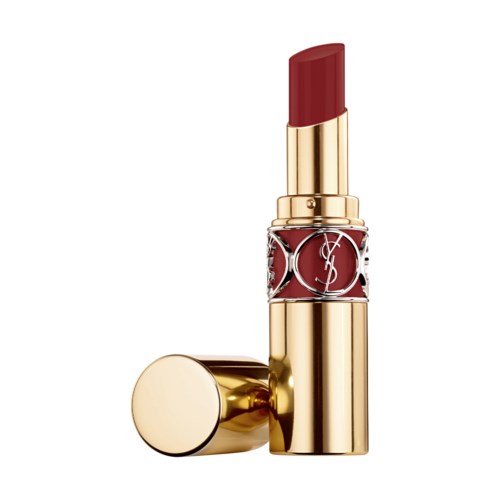 En röd läppstift med guldlätt förpackning och YSL-logga, stående upp med locket bredvid.