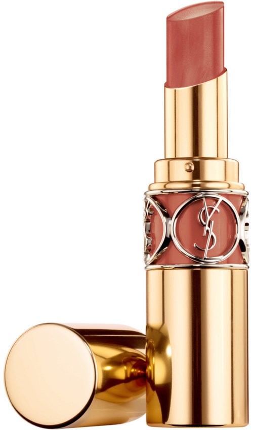 Ett läppstift i ett guldfodral med en rosa-brun färg och ett prydnad band. Locket ligger bredvid.