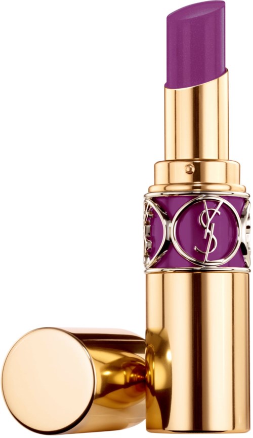 En lila läppstift med guldhölje, dekorerat med Yves Saint Laurent-logotypen, stående upp med Cap vid sidan.