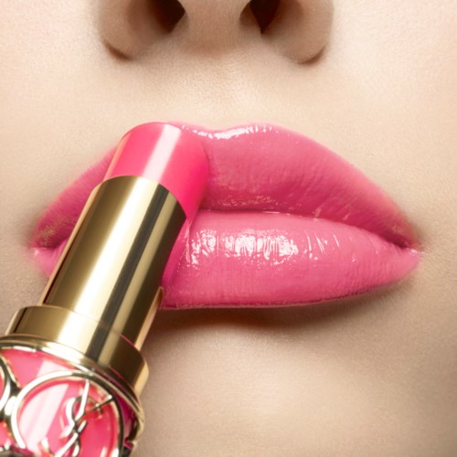 Närbild av läppar med rosa läppstift som appliceras.