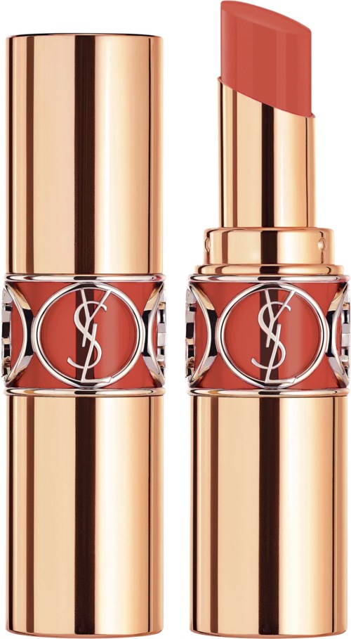 Ett läppstift med ett roséguldsfodral och en rosa nyans, delvis utökat, med Yves Saint Laurent-loggan.
