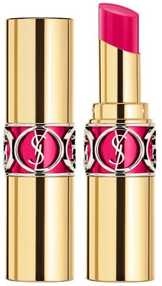 Läppstift med guldhölje och rosa nyans, med en cirkulär logotyp på mittenbandet.