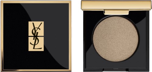 En beige ögonskugga i en svart och guldfärgad Yves Saint Laurent-emboss. Embossen är öppen, visar ögonskuggan inuti.