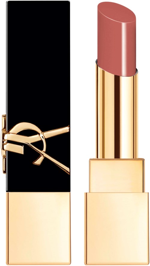 En guld läppstiftshylsa med beige läppstift och en slank svart kork i närheten.