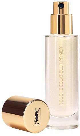 Läpinäkyvä lasipullo, jossa kultainen suihkepää ja korkki, merkitty YSL Touch Éclat Blur Primer.