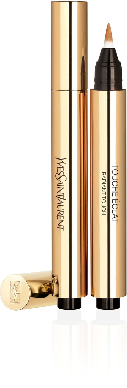 Goldener Lippenstift und Augenstift stehen aufrecht, mit entferntem Deckel, auf weißem Hintergrund.