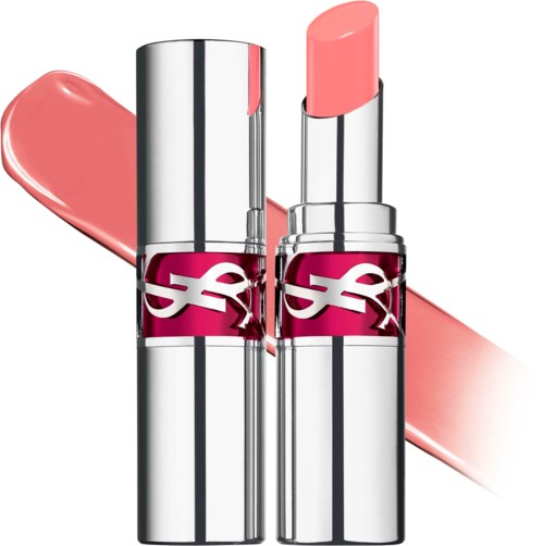 Een YSL-lippenstift met roze tint en een roze hart op de achtergrond. Eén lippenstift is open en toont de kleur.
