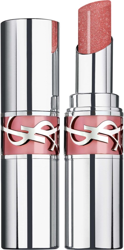 Twee roze Yves Saint Laurent lippenstiften met glanzende zilveren hoezen, een open met lippenstift.