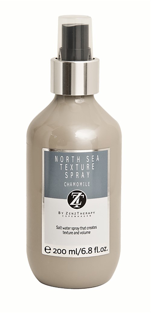 Eine Sprühflasche mit dem Label 'North Sea Texture Spray' mit Kamille, um Textur und Volumen im Haar zu erzeugen.