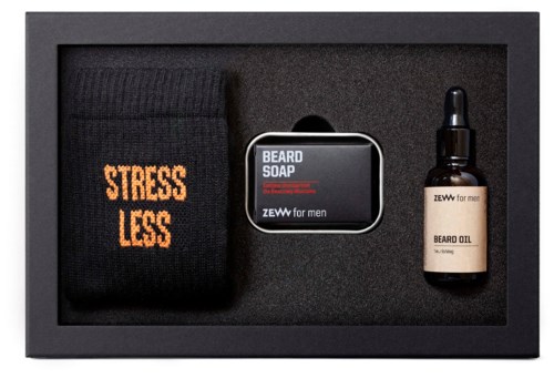 Ett presentset med strumpor, skäggtvål och skäggolja för män. Strumpan säger 'Stress Less' i orange.