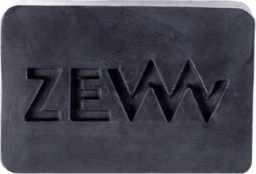 Ett svart rektangulärt föremål med upphöjda bokstäver som stavas "ZEWW" på det.
