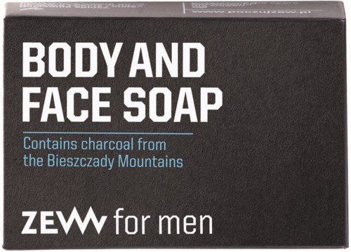 En svart förpackning med vit text som visar att det är kropp- och ansikt soap med träkol, för män, och innehåller från Bieszczady-bergen.
