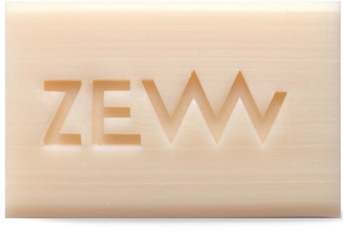 En skylt med ordet "ZEW" inristat i ett ljusfärgat material.