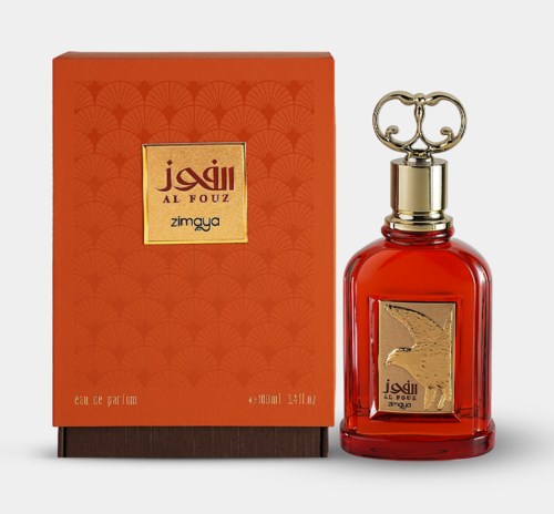 Rode parfumfles met gouden label en decoratieve dop, naast een oranje doos met gouden label en design.