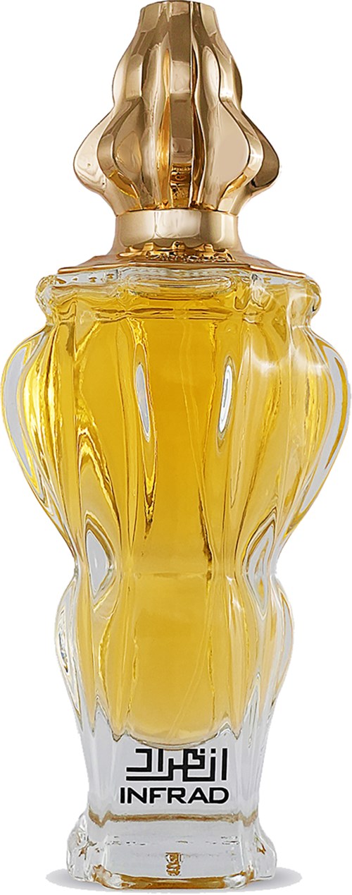 Een lange fles met gele vloeistof, gouden dop en een unieke vloeiende vorm. Er is wat tekst bij de onderkant.