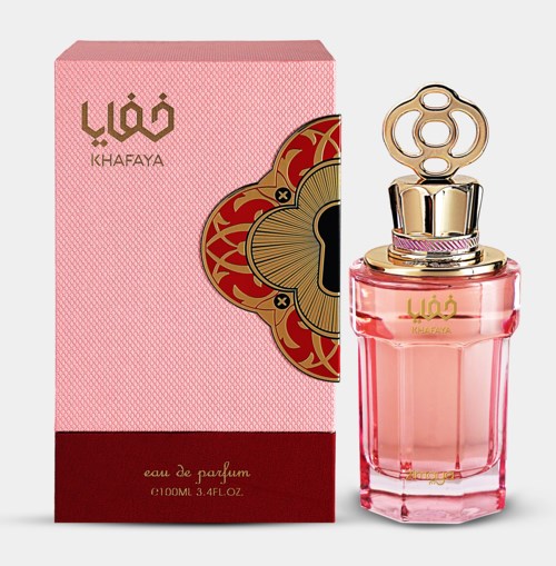 En rosa parfymeflaske med gull- og rosa detaljer, ved siden av en matchende rosa eske med mønster.