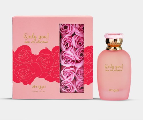 En rosa parfymeflaske med gulldetaljer og rosa lokk, ved siden av en rosa eske med rosedesign og gulltekst.