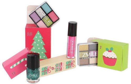Kerstthema make-up set met nagellak, lipgloss, oogschaduw en een kleine cadeauverpakking.