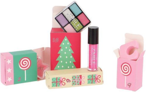 Kleurrijke make-up en cadeaulijsten, inclusief lippenstift en oogschaduw. Kerstthema met een versierde doos.