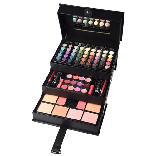 Een make-upset met oogschaduw, lippenstiften, blushes en kwasten in een zwarte huid met spiegels.