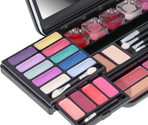 Bunte Make-up-Palette mit Lidschatten, Lipglossen und Pinseln.