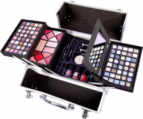 Een make-up koffer open, met paletten vol kleurrijke oogschaduwen en blush, plus brushes en tools.