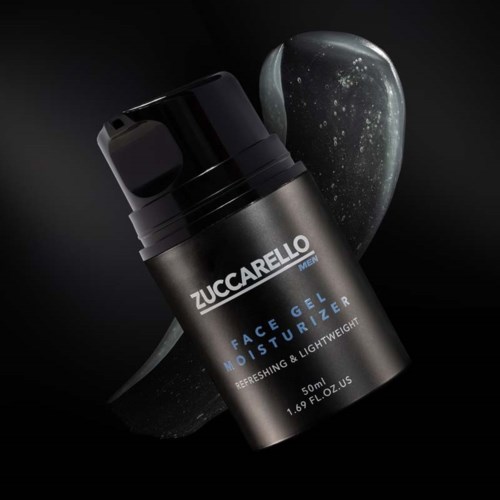 Een zwarte fles met heren gezichtsgel moisturizing met een gel en een donkere achtergrond.
