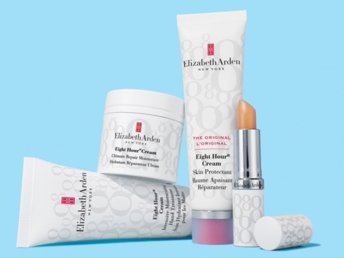 Tre hudvårdsprodukter från Elizabeth Arden, inklusive en kräm, ett tub och ett stift, på en blå bakgrund.