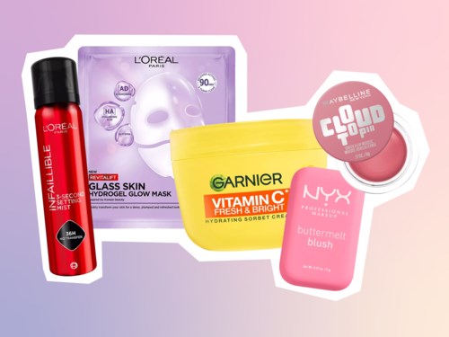 Hudvårdsprodukter inklusive ansiktsmask, roung, fuktighetskräm och spray med färgglad förpackning och varumärken.