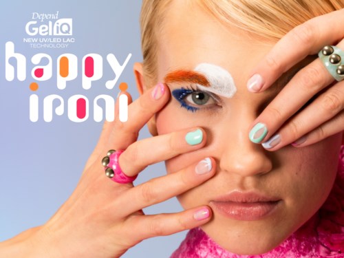 En kvinna med färgglada naglar och ansiktsmålning, tittar mot kameran med rolig makeup. Logotypen säger Happy ioni.