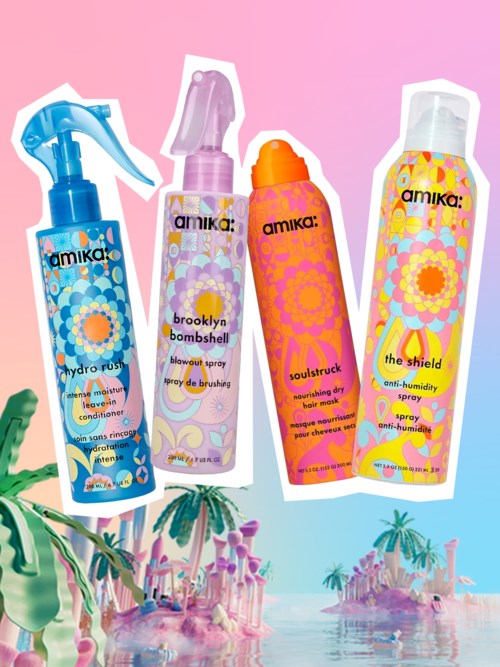 Fyra färgglada sprayflaskor med blommönster står mot en pastellfärgad strandbakgrund.