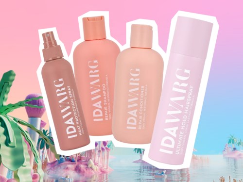 Fyra beige och rosa flaskor med Davine hårprodukter mot en färgglad havsbakgrund.